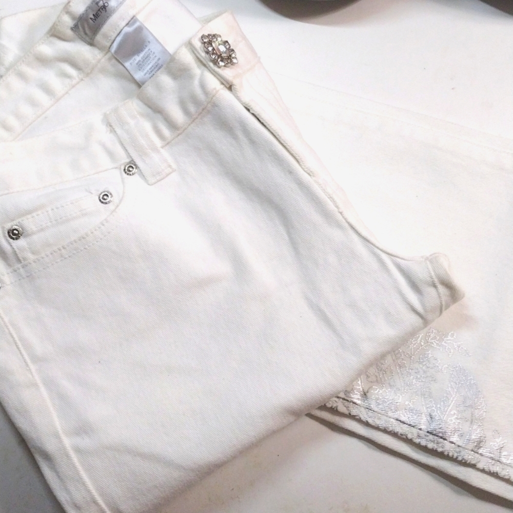 METRO 7  WHITE SILVER EMBROIDERED JEANS SIZE 8